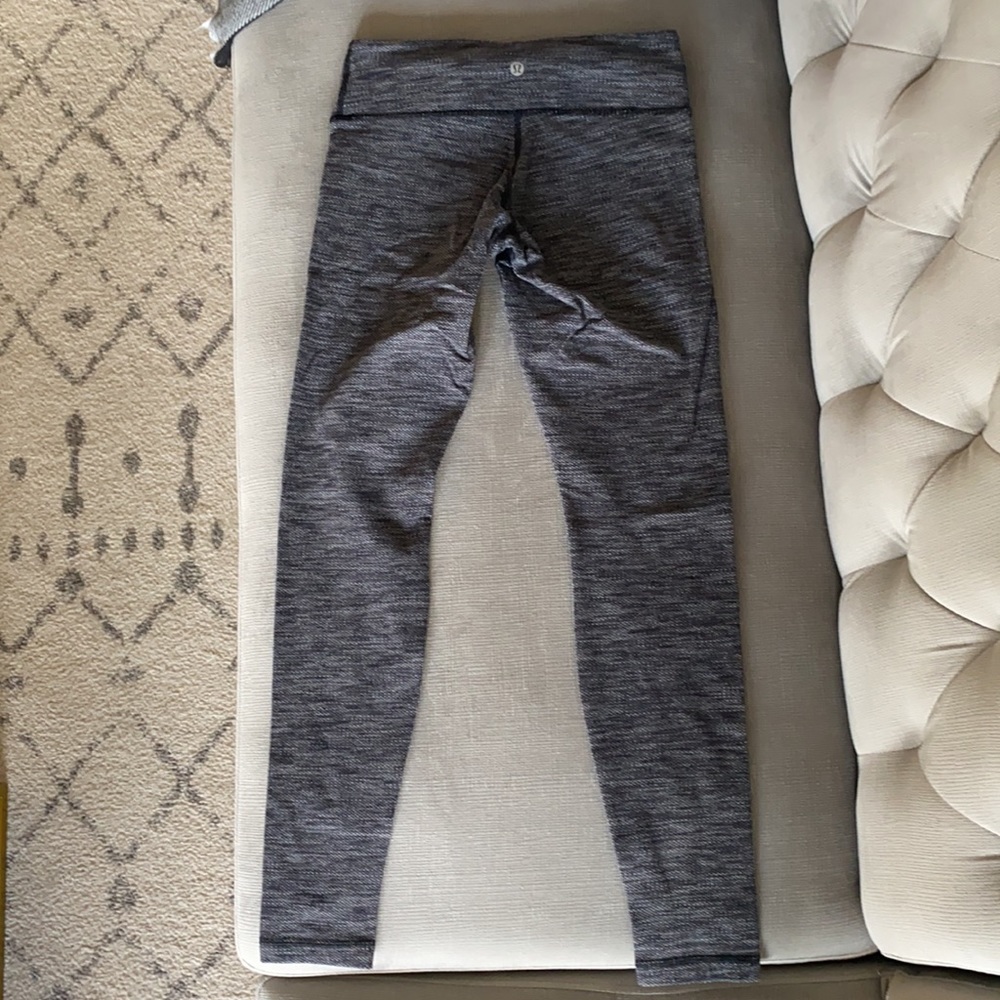 Lululemon Heathered grey Legging size 6, tight fit - low rise - Picture 2 of 6